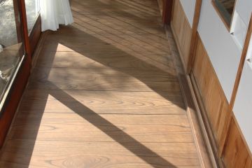 風情のある欅板張りの縁側は良いですね。