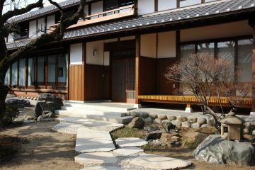 玄関の位置を２間西側に移動しました。思い切ったプランです。