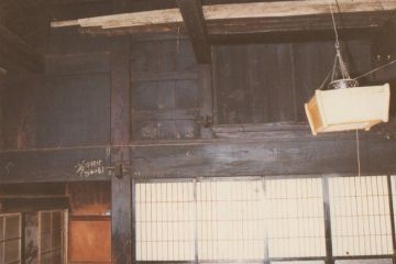 梁は栗の丸太を角材にしています。