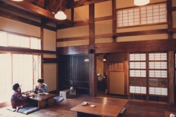 完成直後は座卓の席