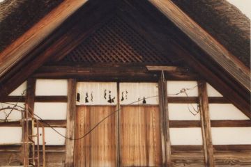 雪の有る冬は中門の２階から出入りしています。