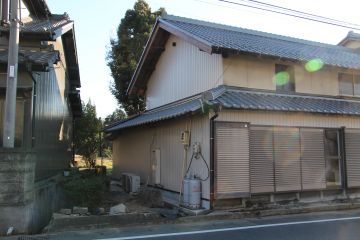屋根のいぶし瓦葺き替えと外壁をガルバリウム鋼板葺き