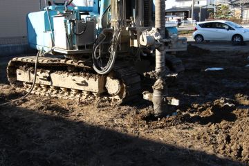 基礎は地盤改良杭です。
