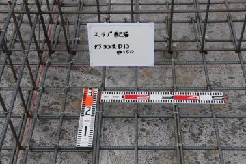 ベタ基礎の配筋は縦横共D13 ㎜を15㎝間隔にしています。