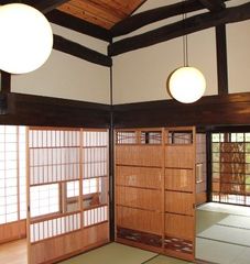 旧の座敷を吹き抜けとしました。手斧斫の丸太梁が見えます。