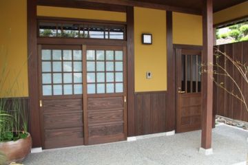 古民家の木製引き違い戸、お店の入り口らしく障子部分の割り付けは大きめです。