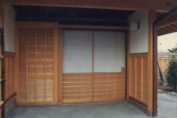 玄関廻りは木製の腰付きガラス戸