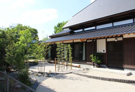江南市・古民家移築再生住宅庭完成 アイキャッチ画像