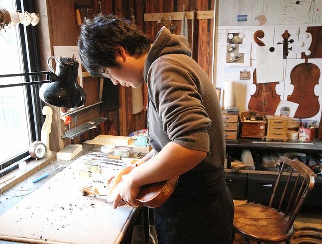 自然の木の家で、満足の暮らしとバイオリンづくり アイキャッチ画像
