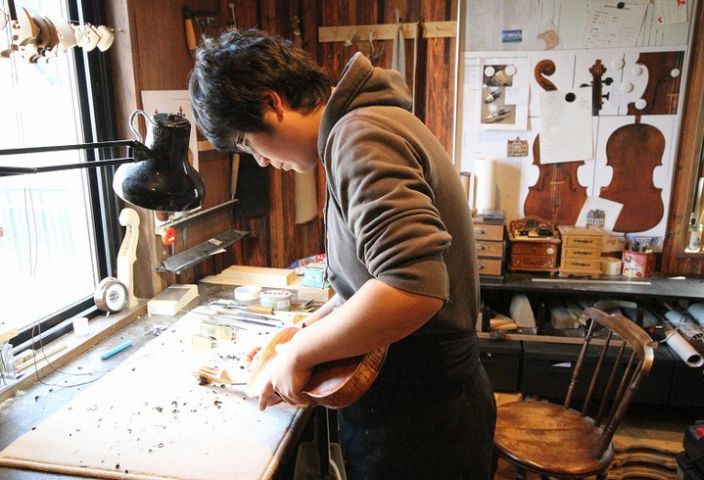 自然の木の家で、満足の暮らしとバイオリンづくり アイキャッチ画像